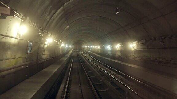 从地铁车厢拍摄地铁隧道
