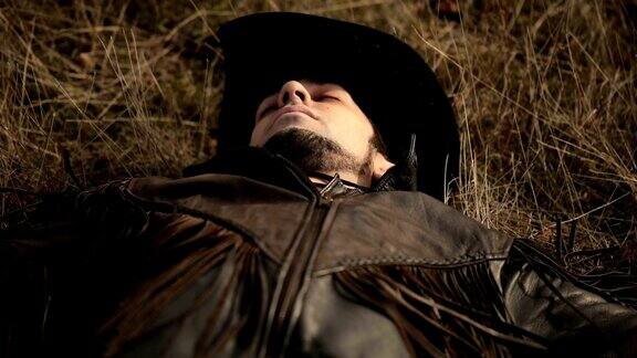 躺在草地上的牛仔