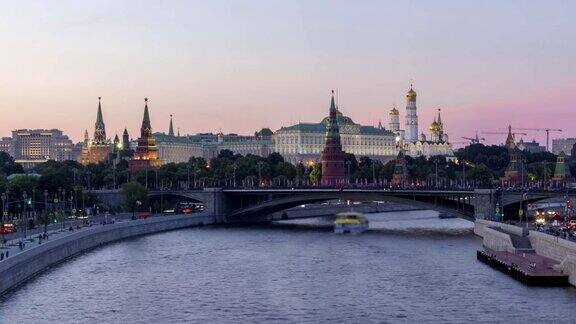 莫斯科克里姆林宫和莫斯科河在夏天晴朗的晚上俄罗斯