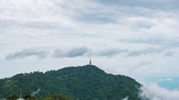 美丽的宝塔在热带山脉与雾流动在早晨时间流逝视频