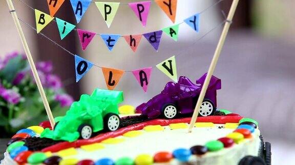 用玩具汽车装饰的奶油蛋糕