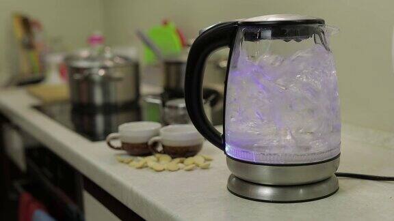 茶壶和沸水背景是茶包和糖