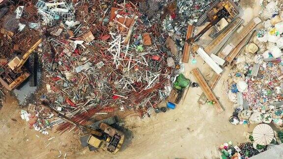 鸟瞰图的回收工业工厂与挖掘车辆和工人