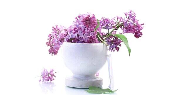 花瓶里一束盛开的紫丁香