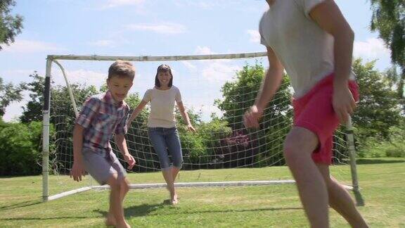 一家人一起在花园里踢足球