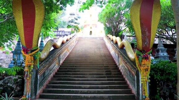 在泰国苏梅岛的西拉寺有蛇的楼梯