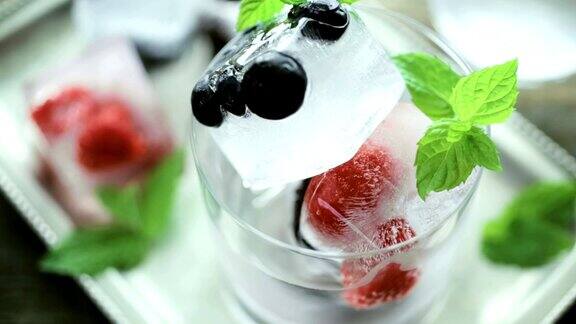 水果冰块的冰饮