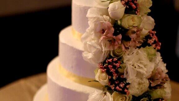 婚礼蛋糕放在甜点桌上