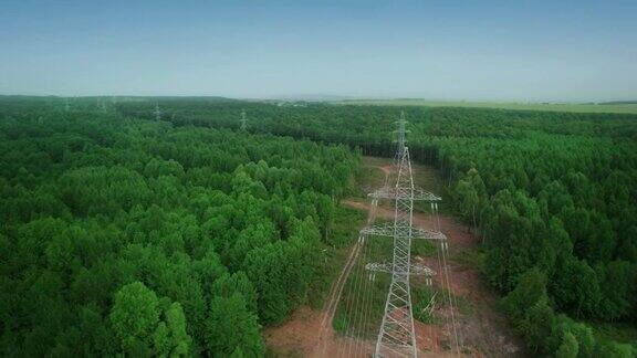 电力高压电替代能源输电铁塔延伸至森林绿色生态森林无人机的鸟瞰图