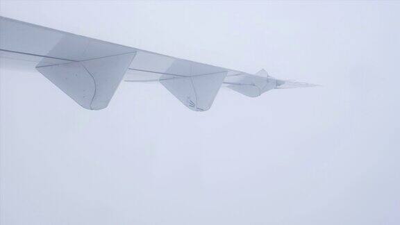 下雨前在多云的天空中飞行时要关闭机翼