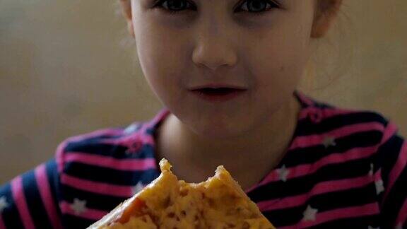 可爱的白人小女孩在吃披萨饥饿的孩子咬了一口披萨
