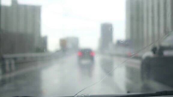 在路上下雨的时候透过车窗看