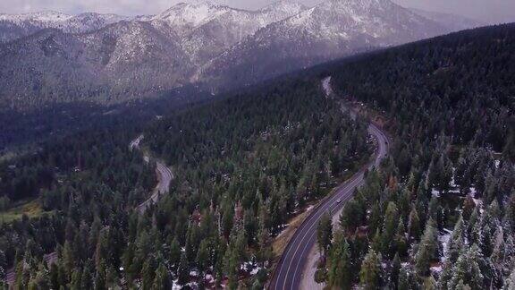 大雪期间在内华达山脉森林的两条道路上空飞行