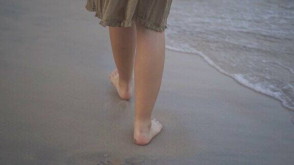女人走在沙滩上