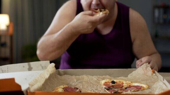 肥胖的人四处张望晚上狂吃油腻的披萨吃垃圾食品上瘾