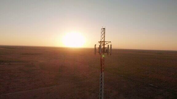 日落时的5G基站:用于移动电话和视频数据传输的蜂窝通信基站