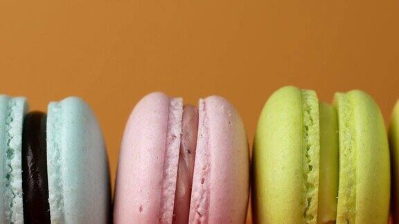 五彩马卡龙法式马卡龙甜美可口的甜点孤立在黄色背景上