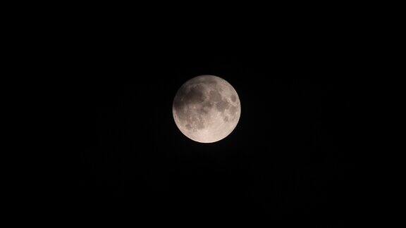 夜间黑云在超级月亮上空移动的4k实时镜头