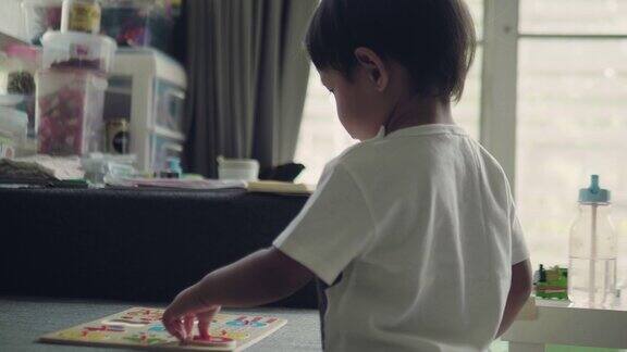 亚洲小男孩在客厅里玩木头玩具