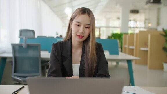 亚洲女商人打开笔记本电脑和工作数据分析项目文书工作