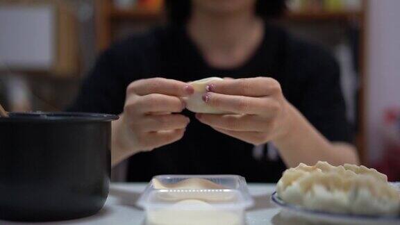 女人正在包猪肉饺子