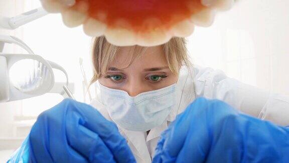 女牙医正在检查病人的牙齿
