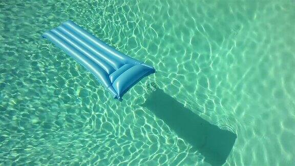 充气床垫漂浮在游泳池的水面上