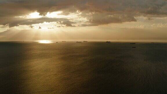 马尼拉湾海面上的日落