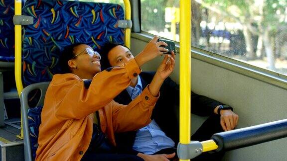 情侣在乘坐4k巴士旅行时用手机拍照