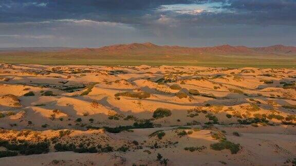 蒙古日出时沙漠中的沙丘