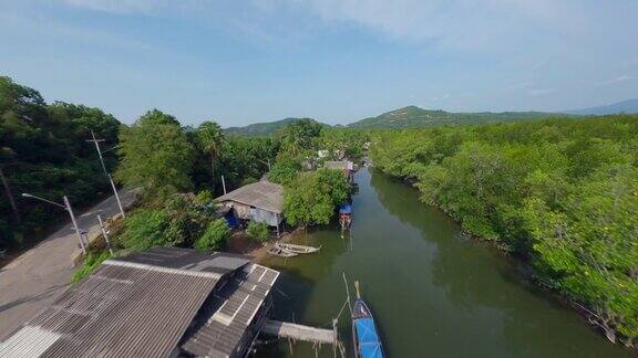 动态视图绿色热带平静河流飞亚洲屋屋顶在村庄