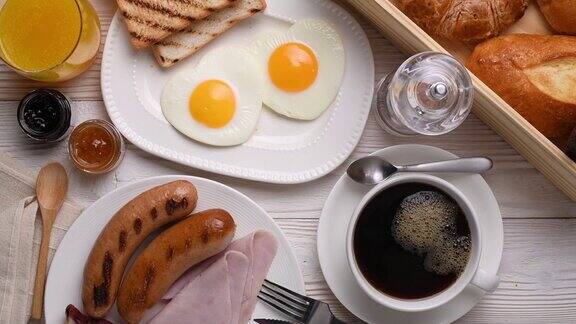 早餐和咖啡放在木桌上