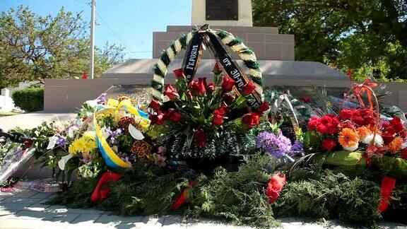 纪念花圈和鲜花在战争纪念碑