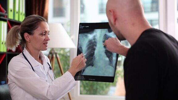 治疗师医生在医院解释病人肺部的x光片
