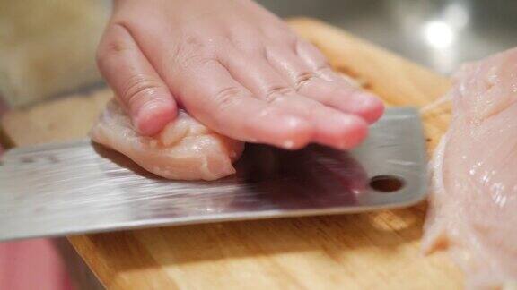 在厨房的砧板上亲手切鸡肉生活理念