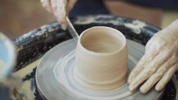 年轻女子在她的陶艺作坊里制作陶瓷这是一种小型的商业理念