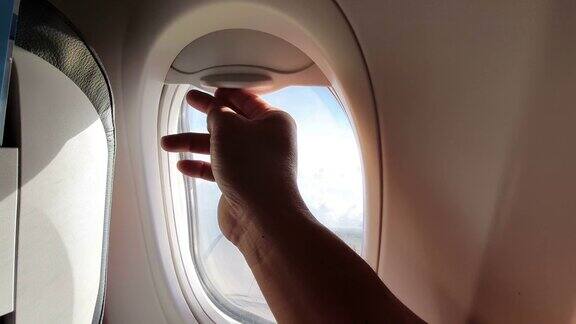 旅客在飞机上打开窗户