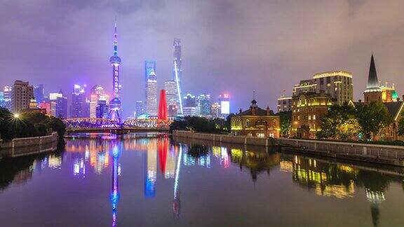 夜晚美丽的上海陆家嘴金融区和黄浦江