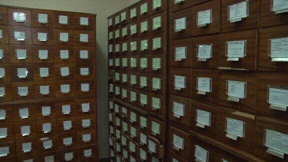档案文件整齐的放置在一家诊所