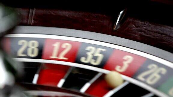 赌场轮盘赌的轮盘在运动轮盘上的数字特写