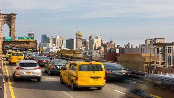 时光流逝:布鲁克林大桥上的交通与建筑的背景纽约美国