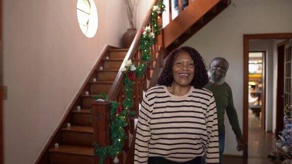 祖父母在圣诞节在家欢迎家人