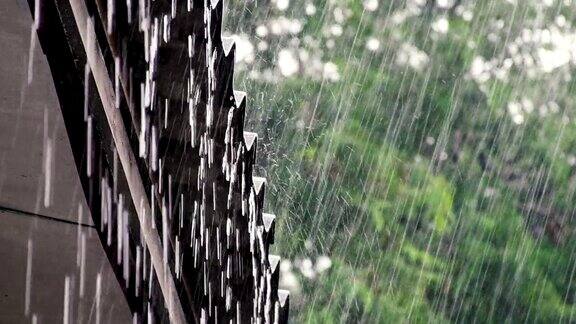 雨季雨水落在屋顶上