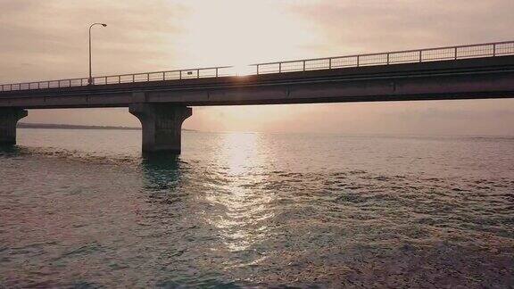 沿着江面穿过大桥拍摄