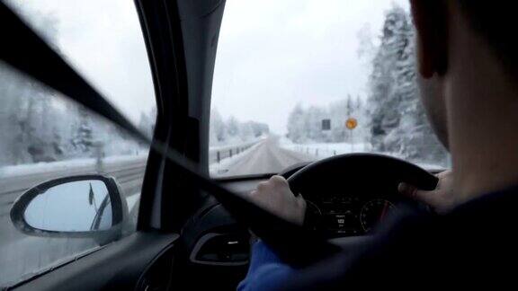 一个人开车穿过冬天的道路