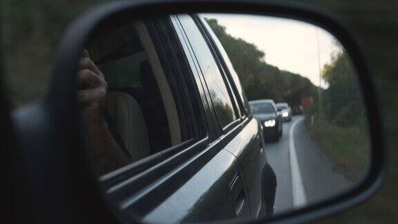 从汽车后视镜看公路旅行
