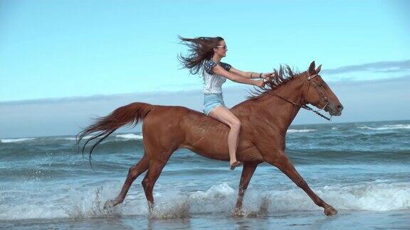 超级慢动作的女人在海滩上骑马
