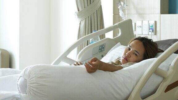 亚洲女病人躺在医院病床上的肖像