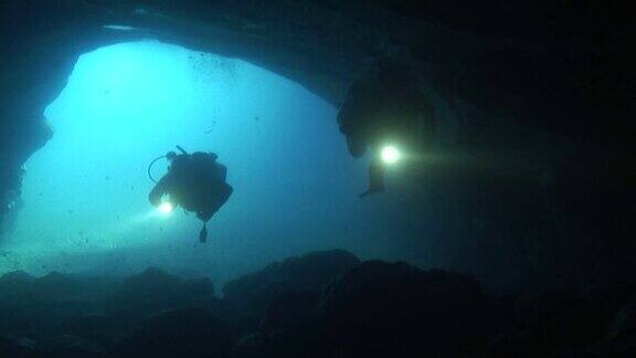 潜水员探索洞穴