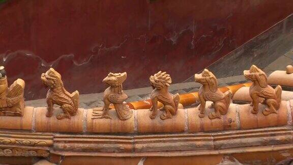 屋顶上的陶瓷动物